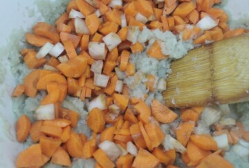 Narezana mrkva, luk i celer kao osnova za gulaš