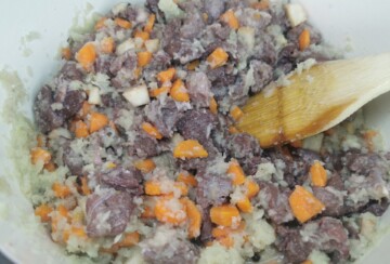 Pirjanje mesa, luka i mrkve u pripremi gulaša od divljači