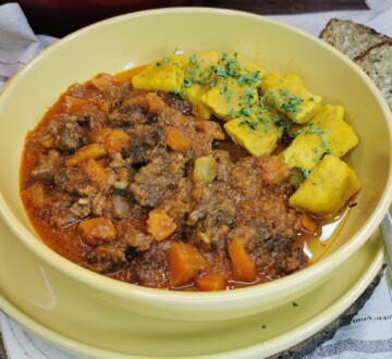gulas-od-divljaci Poslužen tanjur gulaša od divljači s domaćim njokima i komadićem kruha