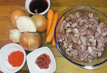 Sastojci za gulaš: meso, luk, mrkva, vino i koncentrat rajčice