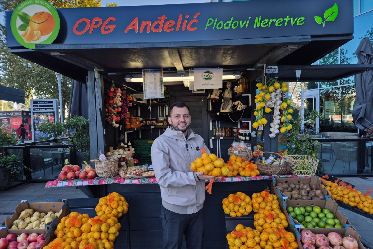Ivan Anđelić ispred štanda svog OPG-a s mandarinama i drugim voćem