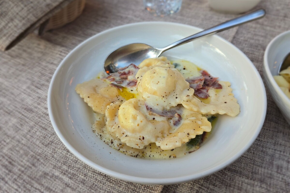 ravioli-u-umaku-od-kadulje-i-prsuta