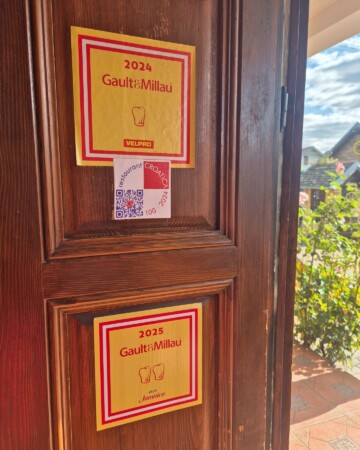 Ulaz u restoran Didin konak i izvješena priznanja