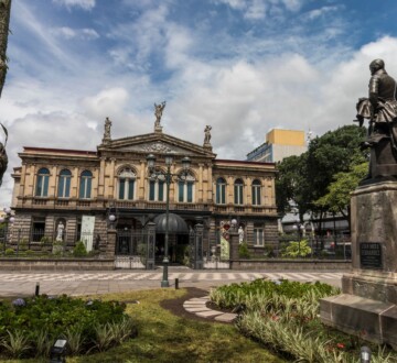 Saznajte kada je Kostarika ukinula vojsku i kako je ta odluka oblikovala jednu od najstabilnijih i najrazvijenijih zemalja Latinske Amerike.