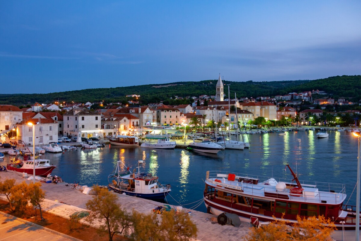 supetar-otok-brac Pogled na Supetar u sumrak