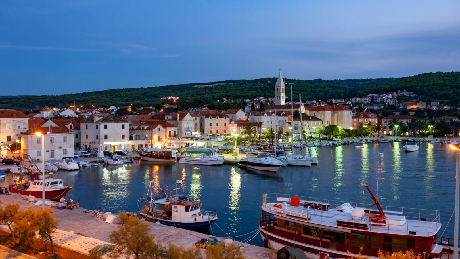 supetar-otok-brac Pogled na Supetar u sumrak