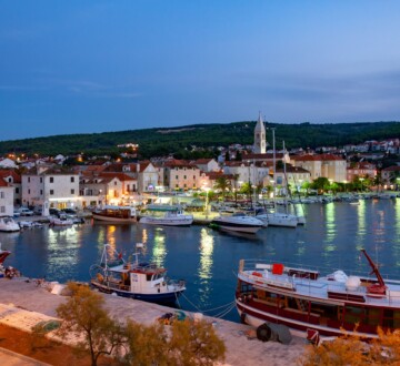 Pogled na Supetar u sumrak