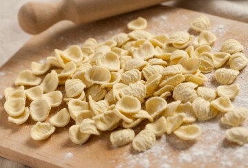 Tjestenina orecchiette u ulici Strada Arco Basso