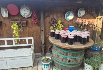 Staklenke s višnjama na staroj bačvi i stari predmeti na drvenom zidu dio su zbrike Ulica zaboravljenog vremena: