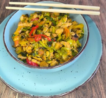 Aromatični wok s piletinom i povrćem poslužen u zdjeli — spoj sočne piletine, hrskavog povrća i orijentalnih okusa u jednom tanjuru.