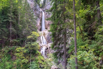 Martuljški slapovi u Sloveniji okruženi gustim zelenilom