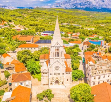 crkva-krista-kralja-bracka-katedrala-selca Crkva Krista Kralja u mjestu Selca na Braču snimljena iz zraka