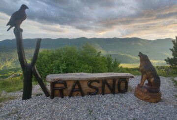 Natpis Krasno i drvene skulpture