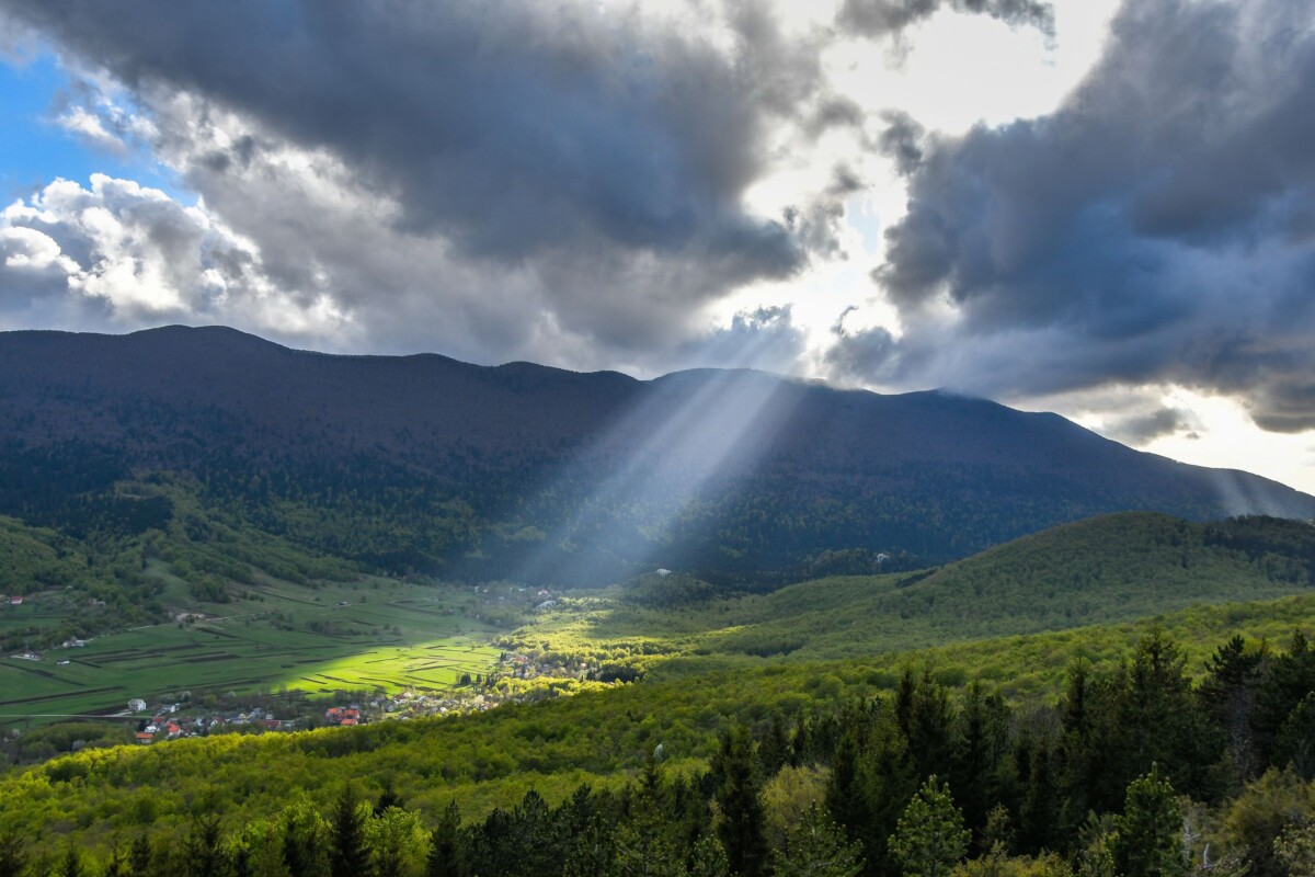 Pogled na selo Krasno i zelenilo koje ga okružuje