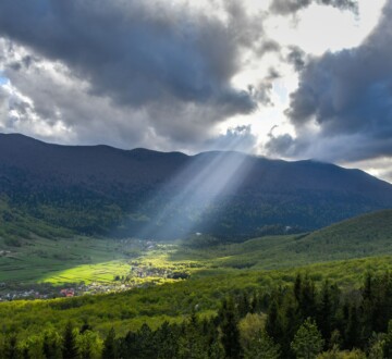 krasno-velebit Pogled na selo Krasno i zelenilo koje ga okružuje