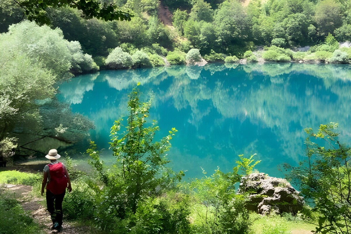 Pogled na tirkizno Babića jezero u Lici