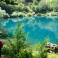 Pogled na tirkizno Babića jezero u Lici