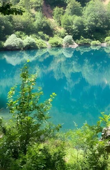Pogled na tirkizno Babića jezero u Lici
