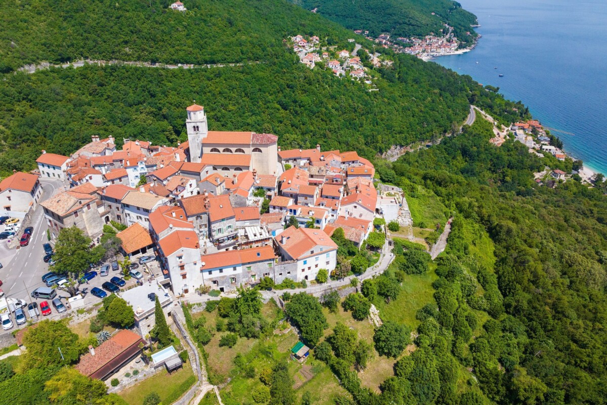 Mjesto Mošćenice na Kvarneru i pogled na more u daljini