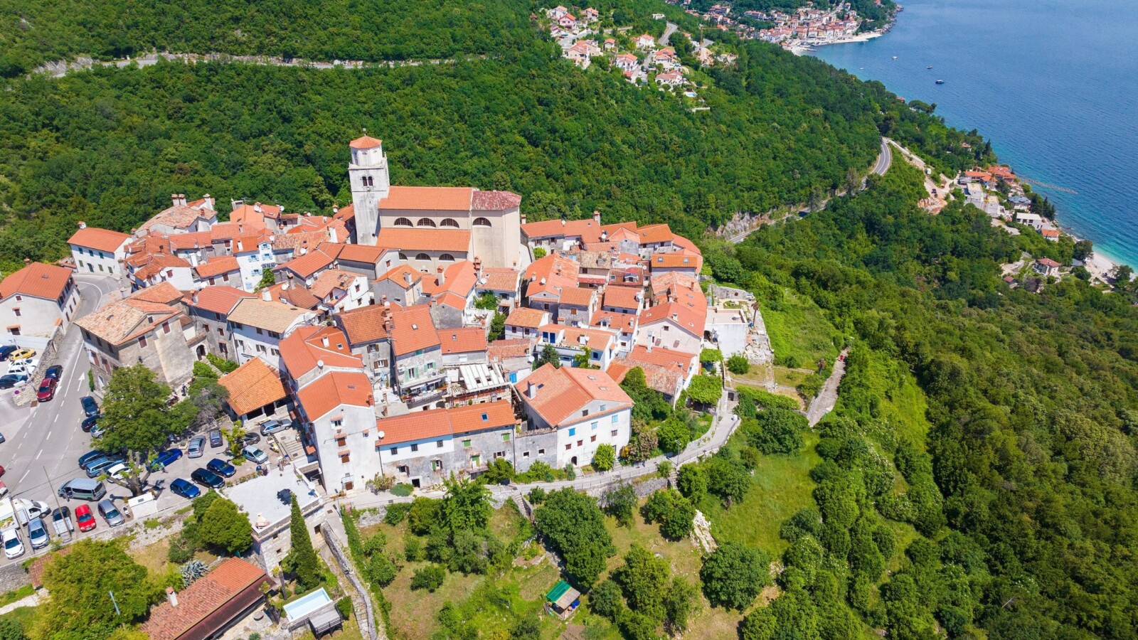 moscenice-kvarner Mjesto Mošćenice na Kvarneru i pogled na more u daljini