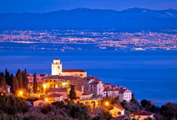 Mjesto Mošćenice u sumrak