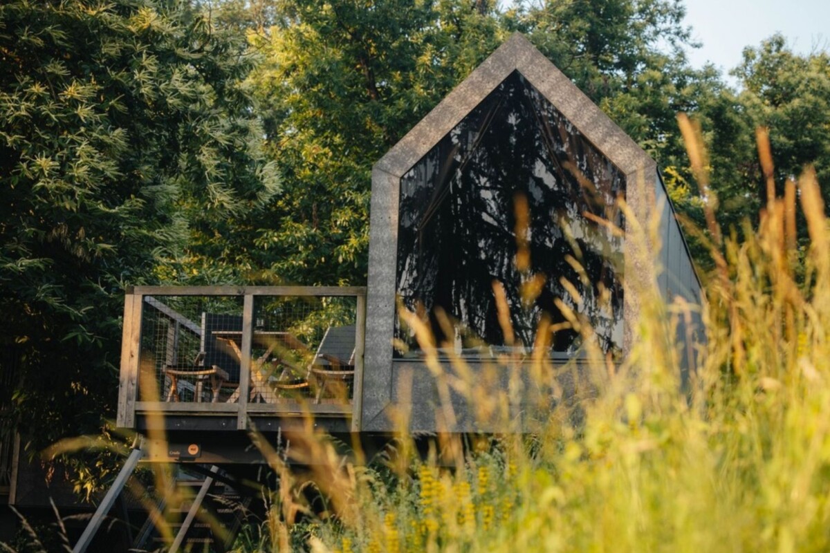 cokoladno-selo-slovenija-priroda Pogled kroz šaš na kućicu u resortu Čokoladno selo