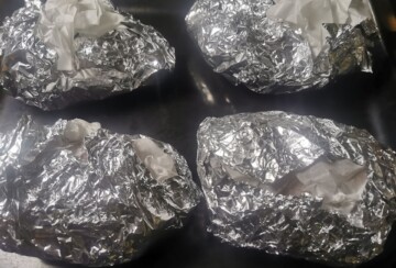 Krumpiri zamotani u papir za pečenje i aluminijsku foliju prije pečenja