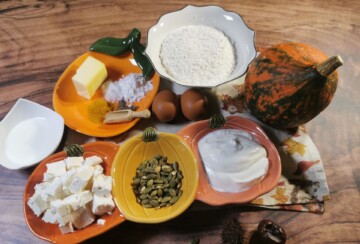 Sastojci za muffine s bundevom, uključujući bundevu, feta sir, brašno i sjemenke buče