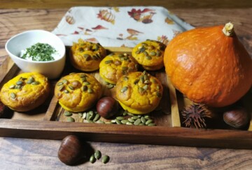 Jesenski muffini uz bundevu i kestene, posluženi na drvenoj podlozi