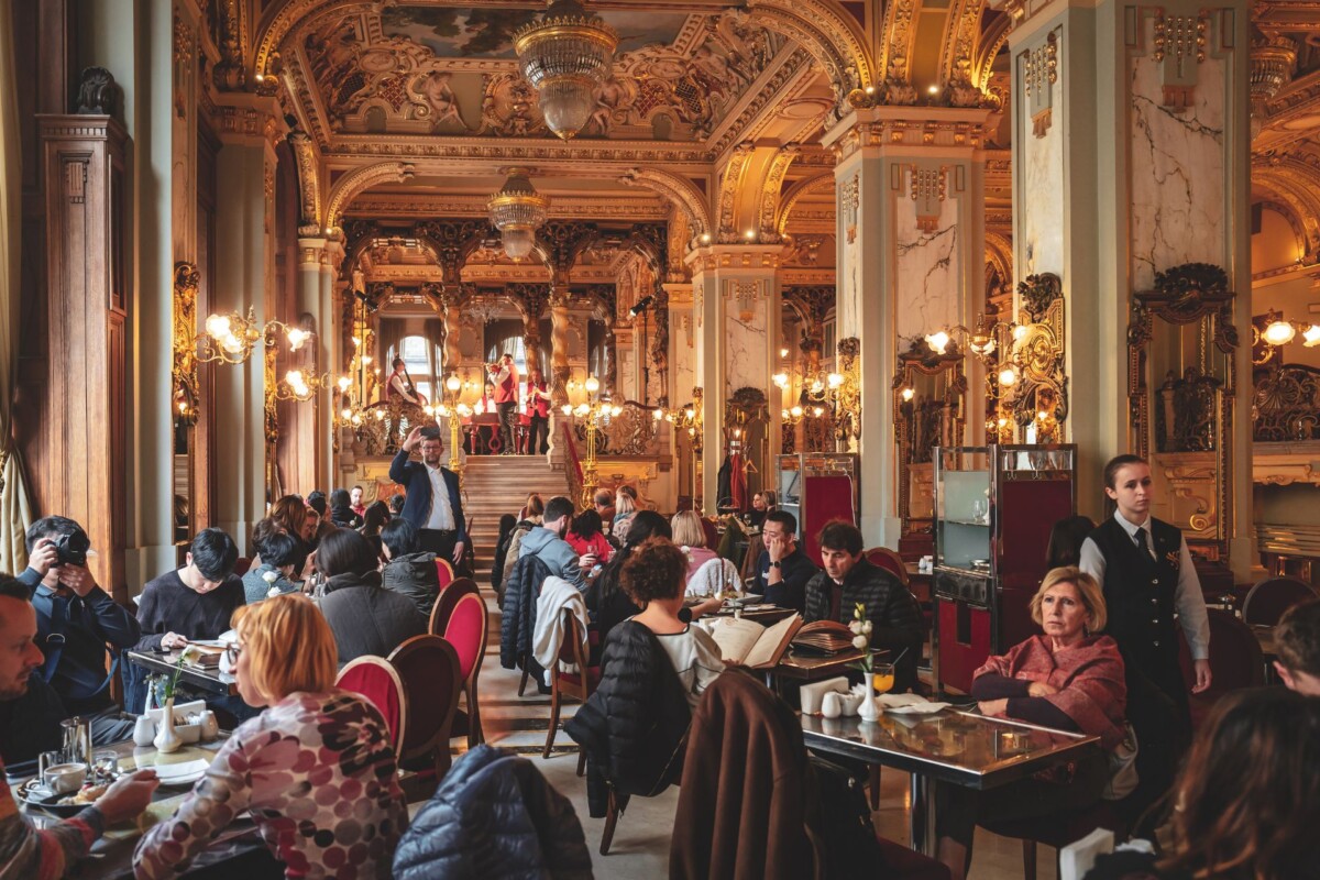 new-york-cafe-budimpesta-1 Gosti uživaju u kavani New York Café u Budimpešti, jednom od najljepših kafića na svijetu