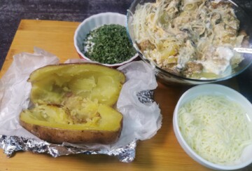 Izdubljeni pečeni krumpir spreman za punjenje nadjevom od piletine i gljiva