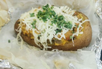 Pečeni krumpir punjen kremastim nadjevom i posut ribanom mozzarellom
