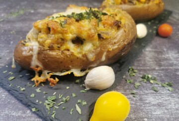 Punjeni krumpir s piletinom, šampinjonima i mozzarellom zapečen u pećnici