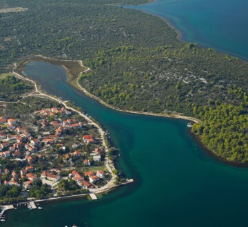 Pogled iz zraka na Prukljansko jezero i mjesto Raslina