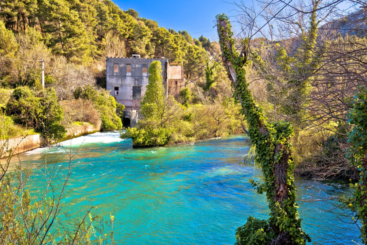 Pogled na rijeku Jadro i stari mlin u blizini izvora