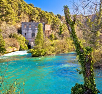 Pogled na rijeku Jadro i stari mlin u blizini izvora