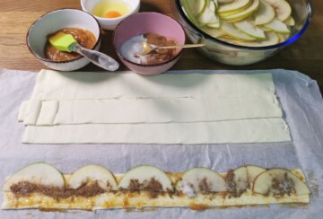 ruzice-od-jabuka-u-lisnatom-3 Traka lisnatog tijesta premazana marmeladom i složenim jabukama