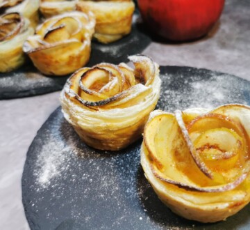 ruzice-od-jabuka-u-lisnatom Gotove ružice od jabuka s karameliziranim rubovima i šećerom u prahu