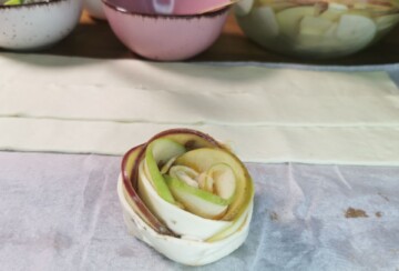 ruzice-od-jabuka-u-lisnatom-4 Formirana ružica od jabuka i lisnatog tijesta prije pečenja