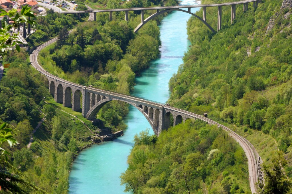 Ovo nije Švicarska, nego mjesto koje možete posjetiti u Sloveniji! Most iznad smaragdne rijeke drži svjetski rekord