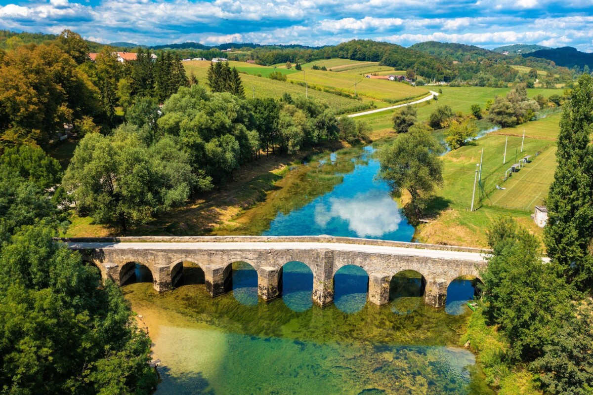 stari-most-na-dobri-1 Stari most na rijeci Dobri jedan je od najljepših kamenih mostova u Hrvatskoj. Otkrijte njegovu povijest, ljepotu i okolicu.