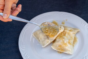 Kuhani turopoljski štrukli s tropom na bijelom tanjuru