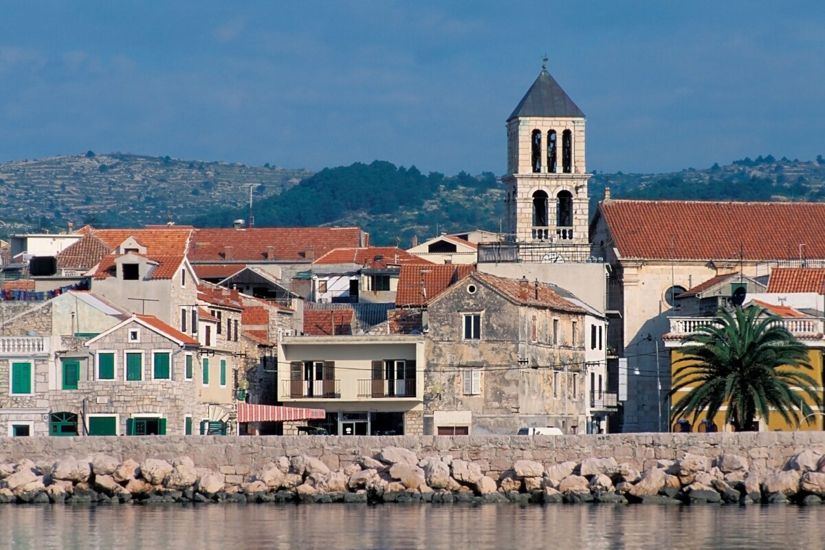 Pogled na Vodice s mora