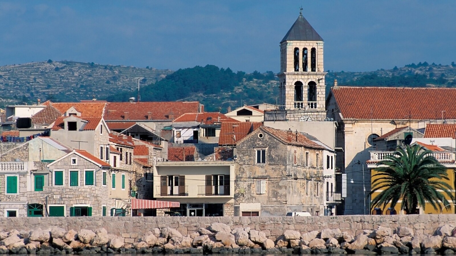 Pogled na Vodice s mora