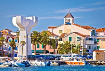 Pogled na Vodice i spomenik NOB-u na rivi