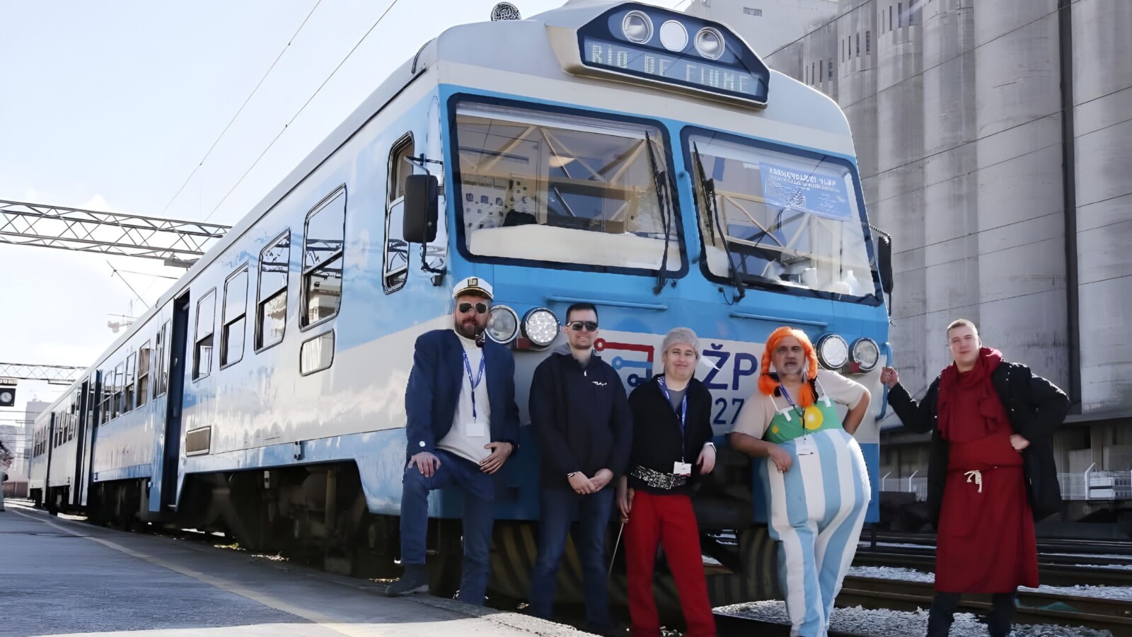 Maskirani putnici ispred karnevalnog vlaka Veseli Bjelovarac