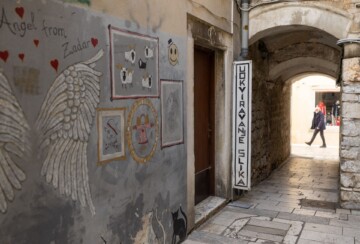 Ulaz u obrt Laurana za uokvirivanje slika na zadarskom poluotoku