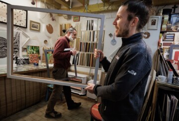 Branimir i Dominik Šalov nose okvir u radionici obrta Laurana za uokvirivanje slika