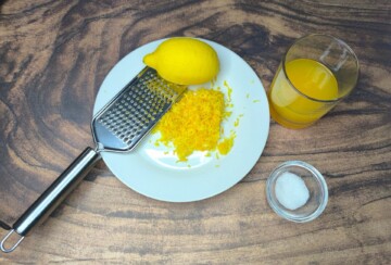 Ribanje limunove korice kao dio pripreme tijesta za krafne