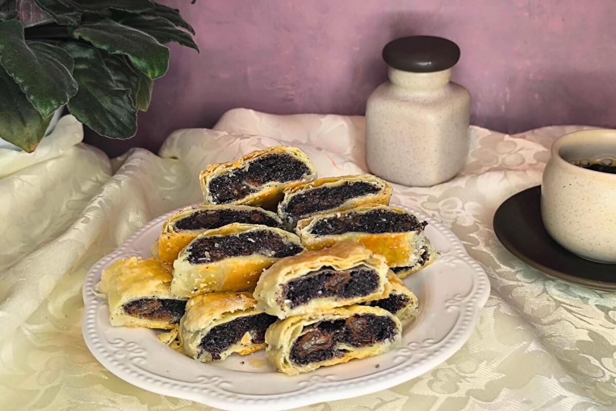 Gotove lisnate rolice s makom na tanjuru, spremne za posluživanje